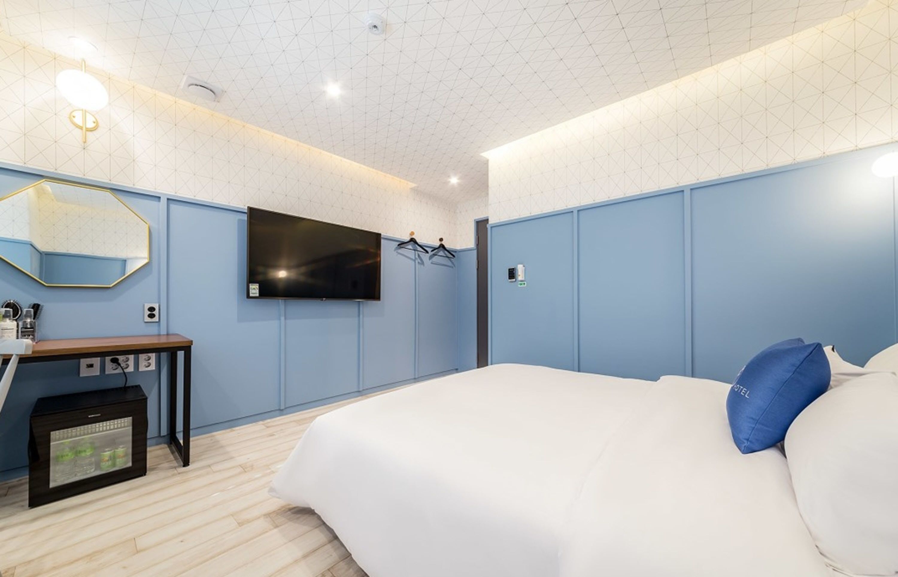 traveling alone (1 person only) | desk, free wifi