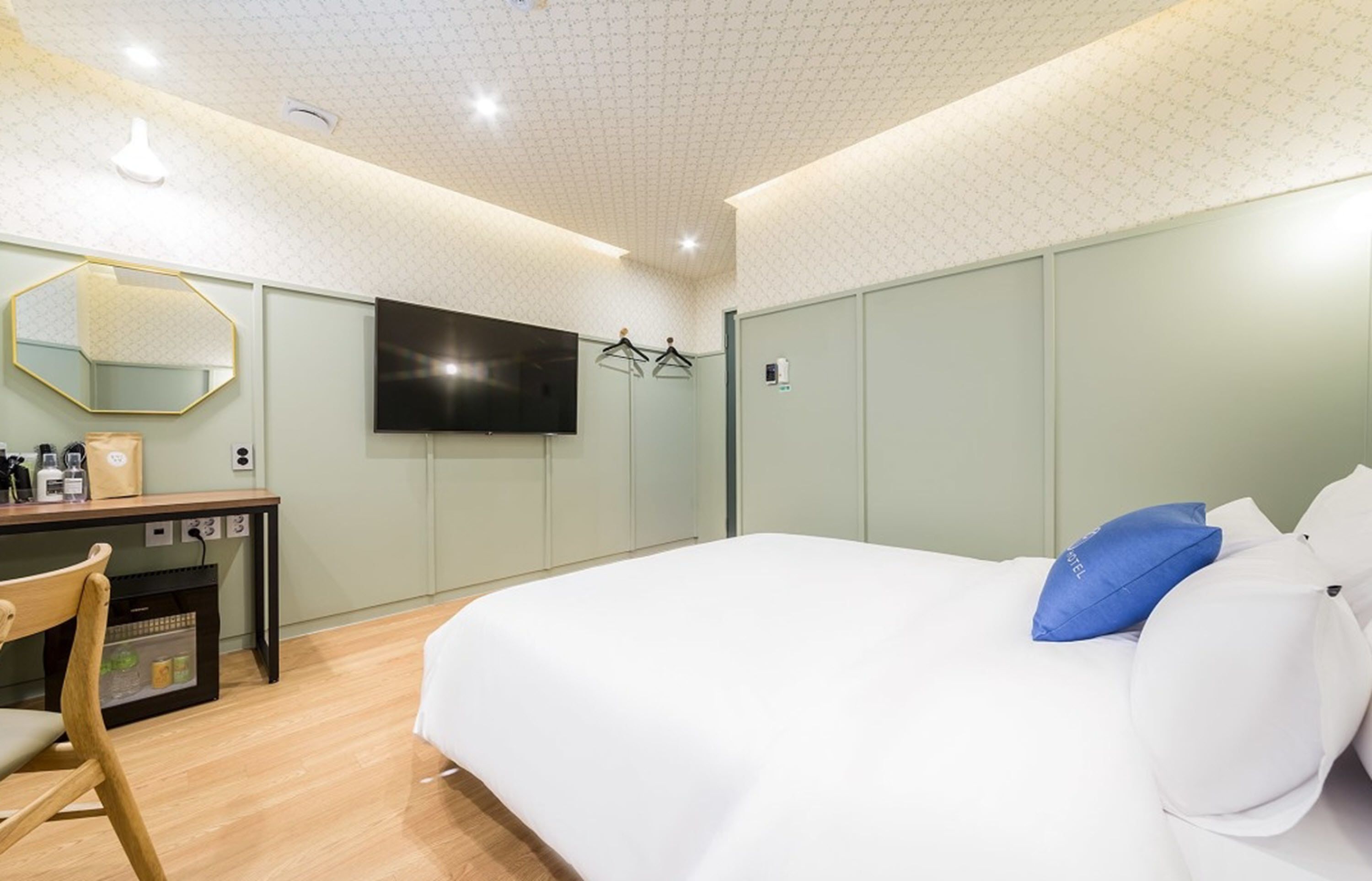 traveling alone (1 person only) | desk, free wifi