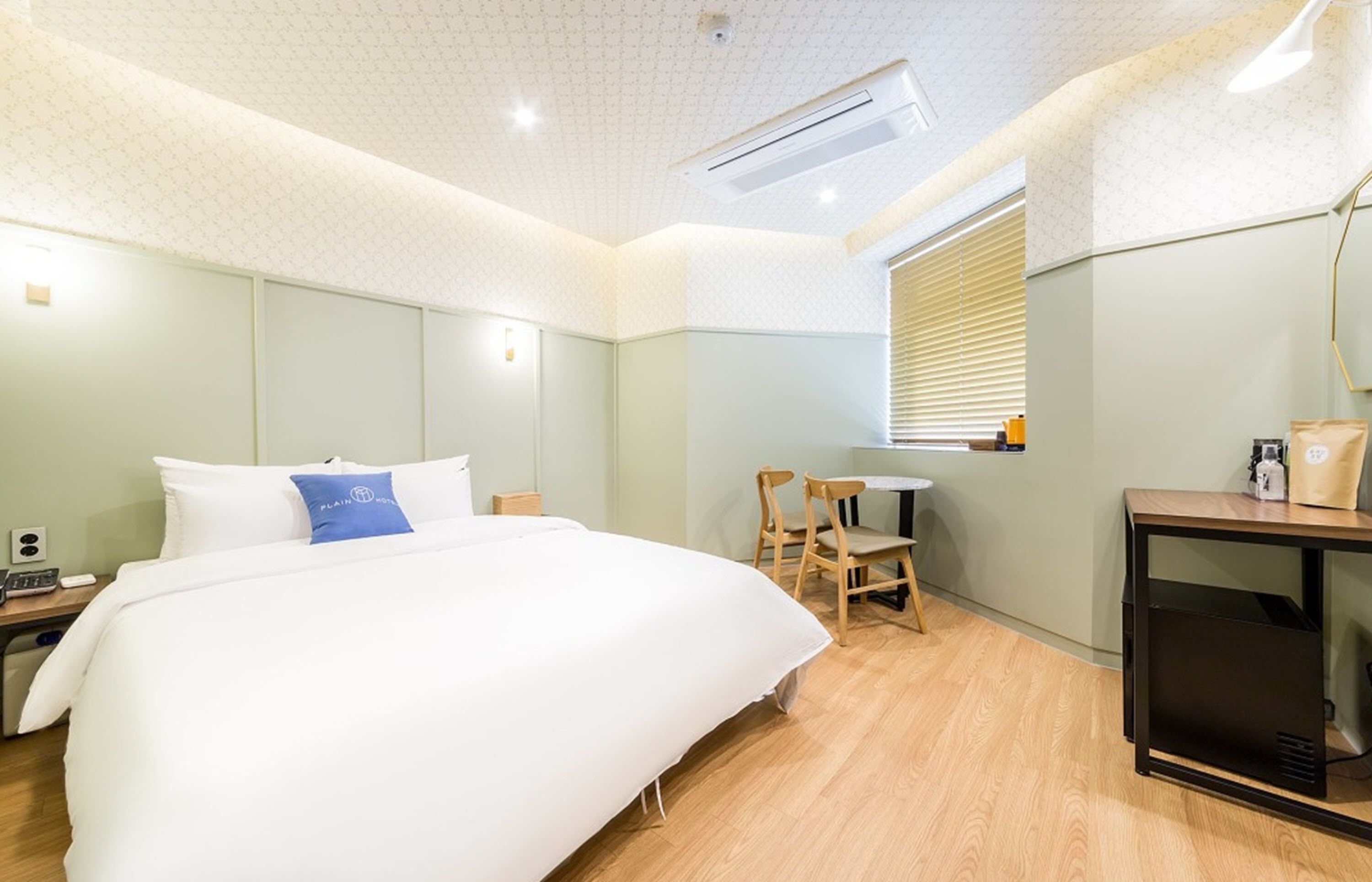 traveling alone (1 person only) | desk, free wifi