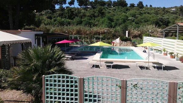 Piscina stagionale all'aperto, ombrelloni da piscina, lettini