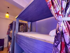 Roupas de cama antialérgicas, frigobar, escrivaninha, Wi-Fi de cortesia