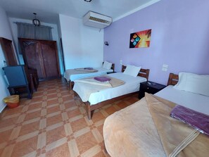 Hypo-allergenic bedding, minibar, desk, free WiFi