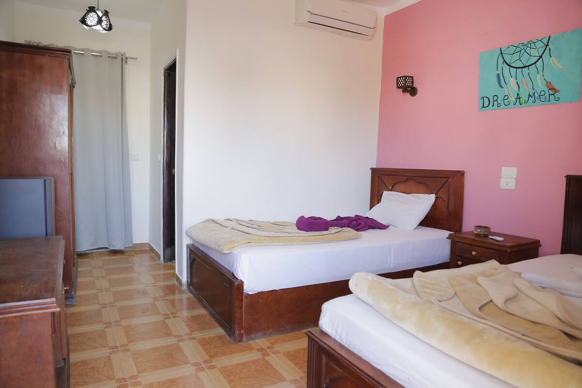 Chambre Standard double ou avec lits jumeaux | Literie hypoallergénique, minibar, bureau, accès au Wi-Fi (inclus)