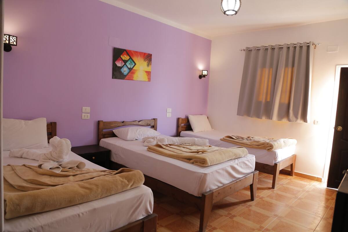 Chambre triple | Literie hypoallergénique, minibar, bureau, accès au Wi-Fi (inclus)