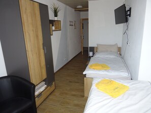 Habitación clásica con 2 camas individuales, 2 camas individuales, para no fumadores, baño privado | Ropa de cama de alta calidad y caja de seguridad en la habitación 