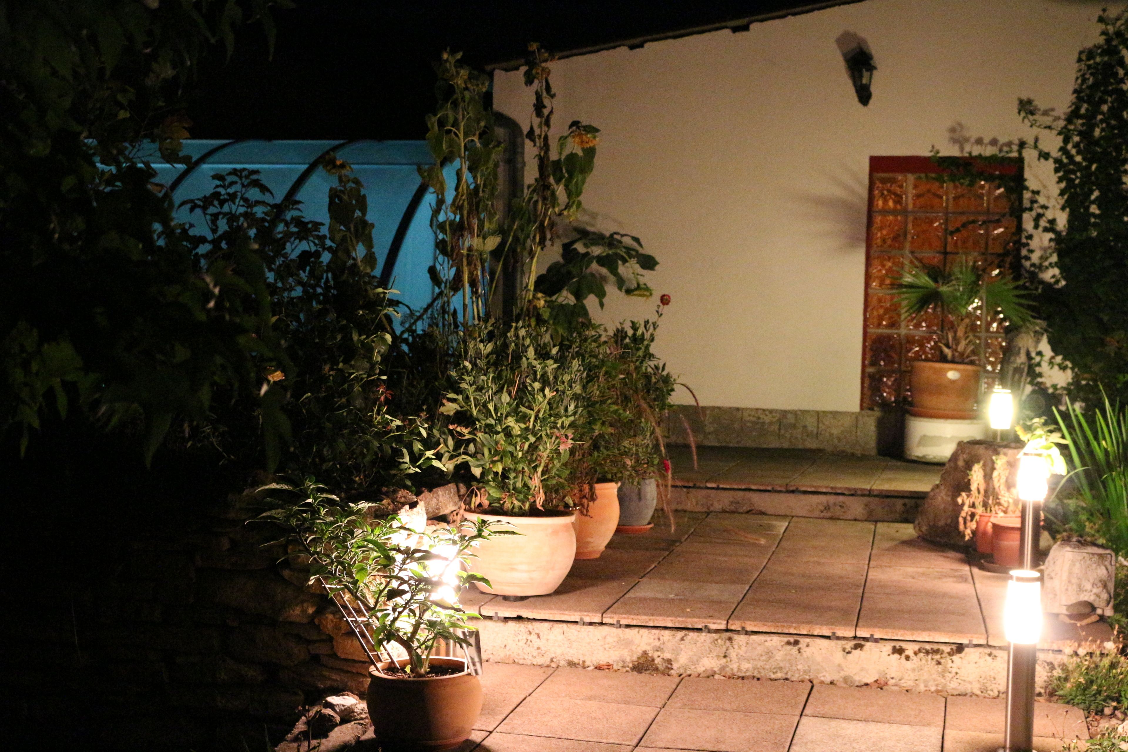 Außenpool (je nach Saison geöffnet), Sonnenschirme, Liegestühle