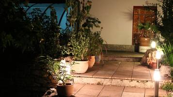 AuĂenpool (je nach Saison geöffnet), Sonnenschirme, LiegestĂŒhle