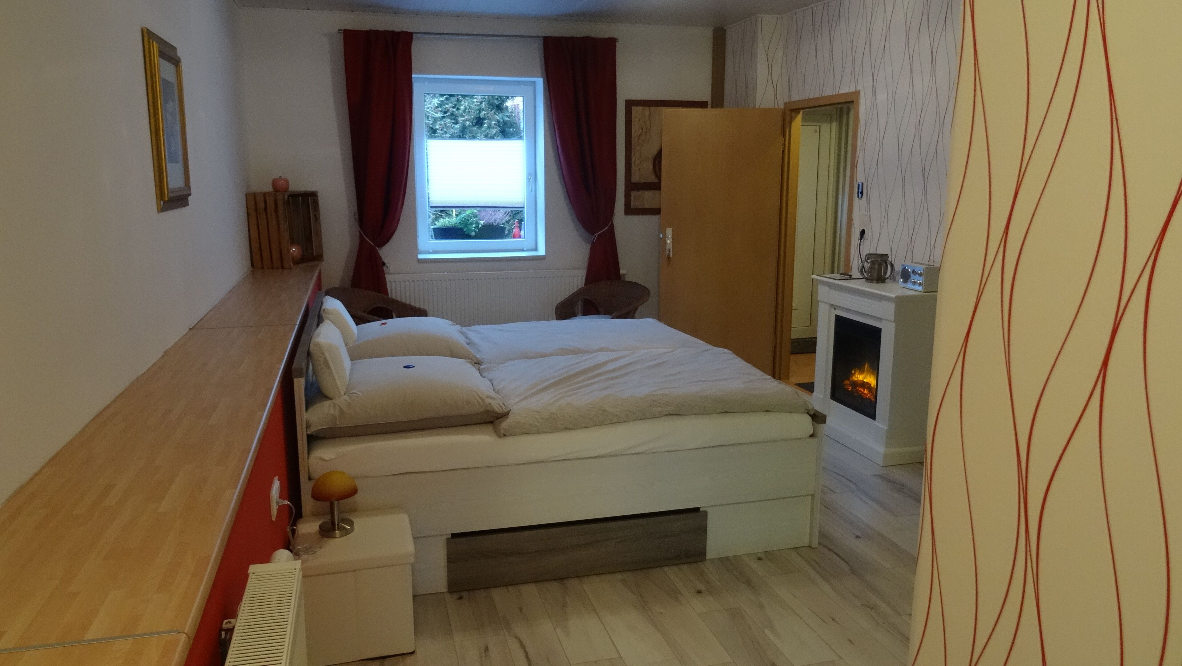 Premium-Studio, 1 King-Bett, Kamin, Gartenblick | Hochwertige Bettwaren, Zimmersafe, individuell dekoriert