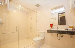 Buồng tắm vòi sen, đồ dùng nhà tắm miễn phí, máy sấy tóc 