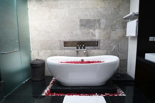 Deep soaking bathtub