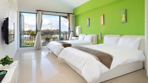 A modern hotel room with two beds, a balcony with a view, and artwork on the walls. - Da Jen Shan Style Resort (Hengchun)