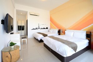 Quarto quádruplo standard, 2 camas de casal, para não fumantes | Escrivaninha, cortinas blackout, quartos à prova de som
