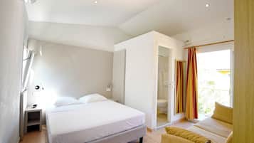 Chambre Double sans cuisine | Ameublement personnalisé, rideaux occultants, fer et planche à repasser