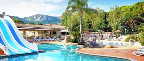 Sesongbasert utendørsbasseng og solsenger