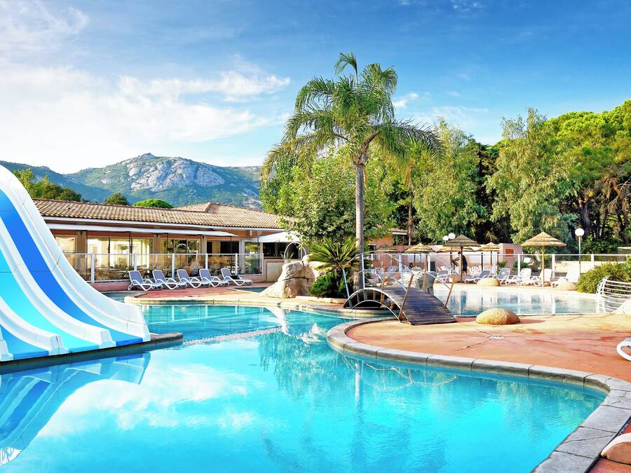 Una piscina al aire libre de temporada (de 09:00 a 20:00), tumbonas