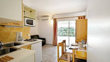 طراز فريد لكل وحدة وستائر تعتيم ومكواة/لوح كي وواي فاي مجانًا