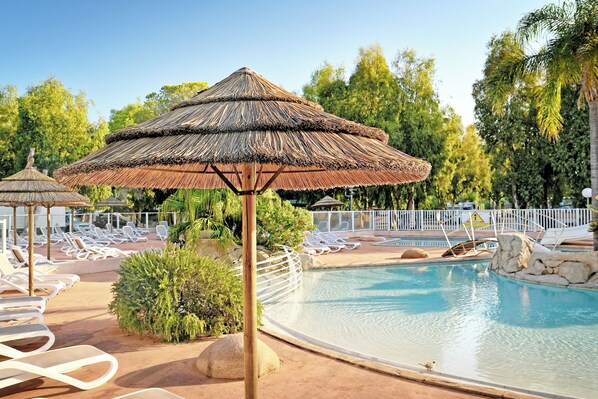 Kolam renang outdoor musiman, dengan kursi berjemur