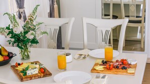 Apartment with wheelchair access | منطقة المعيشة | تلفزيون بشاشة مسطحة