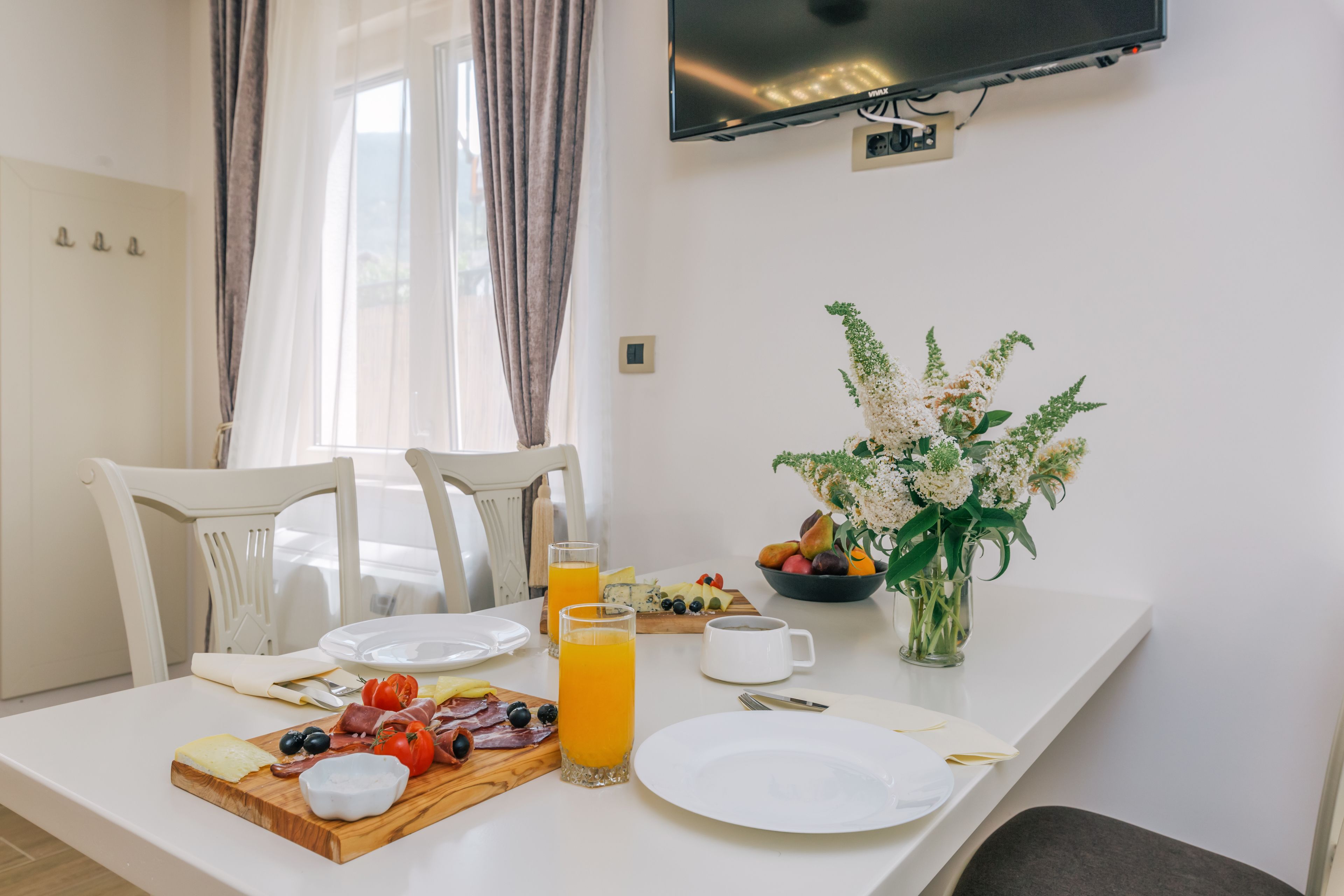 Apartment with wheelchair access | Área de estar | TV de tela plana