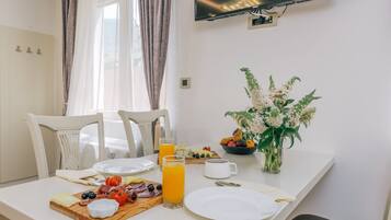 Apartment with wheelchair access | Área de estar | TV de tela plana