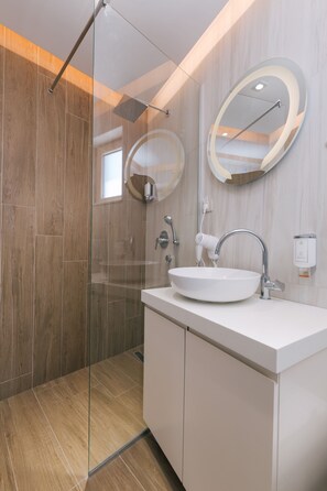 Studio | Bathroom | Shower, free toiletries, hair dryer, bathrobes