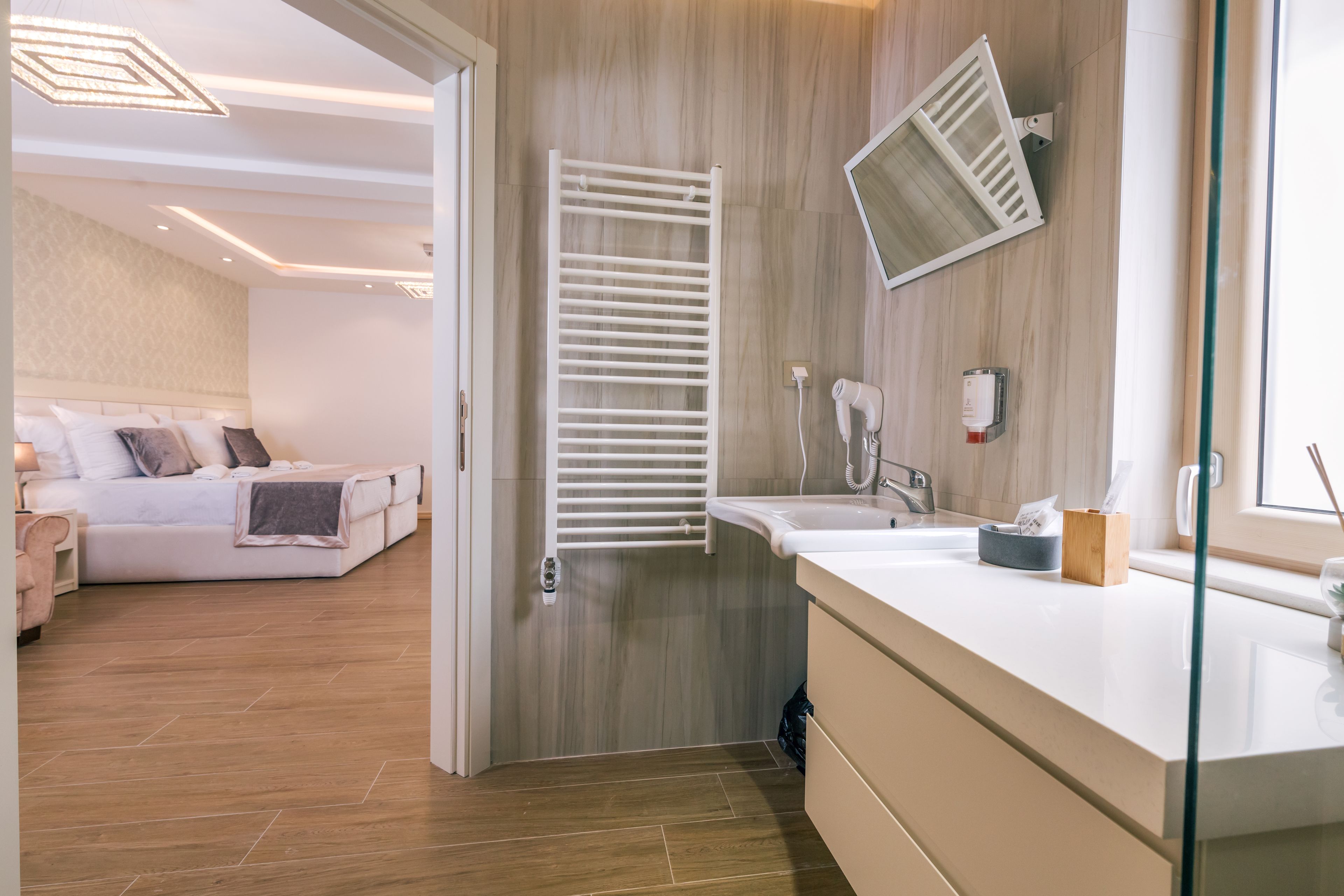 Apartment with wheelchair access | Badeværelse | Bruser, gratis toiletartikler, hårtørrer, badekåber