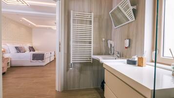 Apartment with wheelchair access | Badeværelse | Bruser, gratis toiletartikler, hårtørrer, badekåber