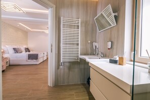 Apartment with wheelchair access | Banheiro | Chuveiro, produtos de toalete grátis, secador de cabelo 