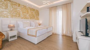 Une chambre d’hôtel moderne avec un grand lit, une télévision et un bureau.