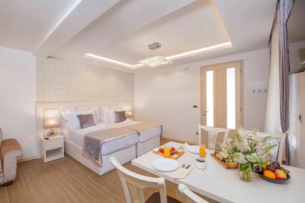 Apartment with wheelchair access | In-room safe, soundproofing, iron/ironing board, WiFi (free)