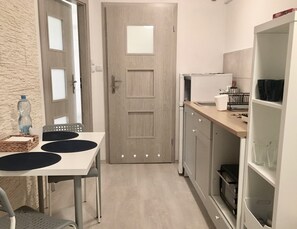 Réfrigérateur grande capacité avec congélateur, surface de cuisson