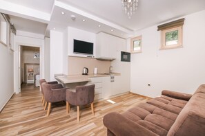 Căn hộ Deluxe (Ground Floor) | Khu phòng khách | TV LCD 81-cm có truyền hình cáp, TV 