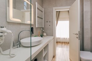 Deluxe Apartment, Terrace | Bathroom | Shower, free toiletries, hair dryer, bathrobes - Villa Royal Apartments (Tivat)