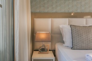 Apartamento luxo, terraço | Roupas de cama premium, escrivaninha, quartos à prova de som