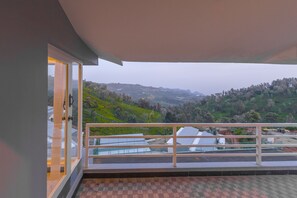 Balcony - V Resorts Oak N Teas Villa Kotagiri (Kotagiri)