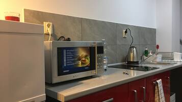 Full-sized fridge, stovetop, coffee/tea maker, electric kettle