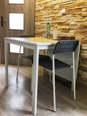 Apartamento estándar, varias camas, no fumadores | Servicio de comidas en la habitación