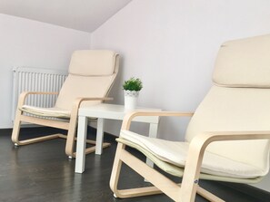 2 개의 침실, 각각 다른 스타일의 인테리어, 각각 다르게 가구 비치, 노트북 작업 공간