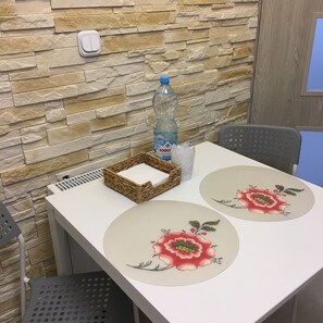 Apartamento estándar, varias camas, no fumadores | Servicio de comidas en la habitación