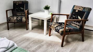 Standard Apartment, Multiple Beds, Non Smoking | Living area