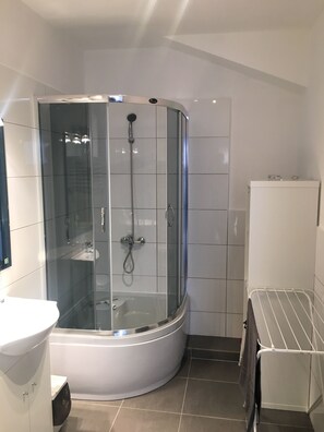 Regadera, amenidades de baño de diseñador, secadora de cabello, toallas 