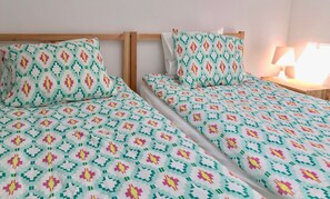 2 dormitorios, decoración individual, mobiliario individual