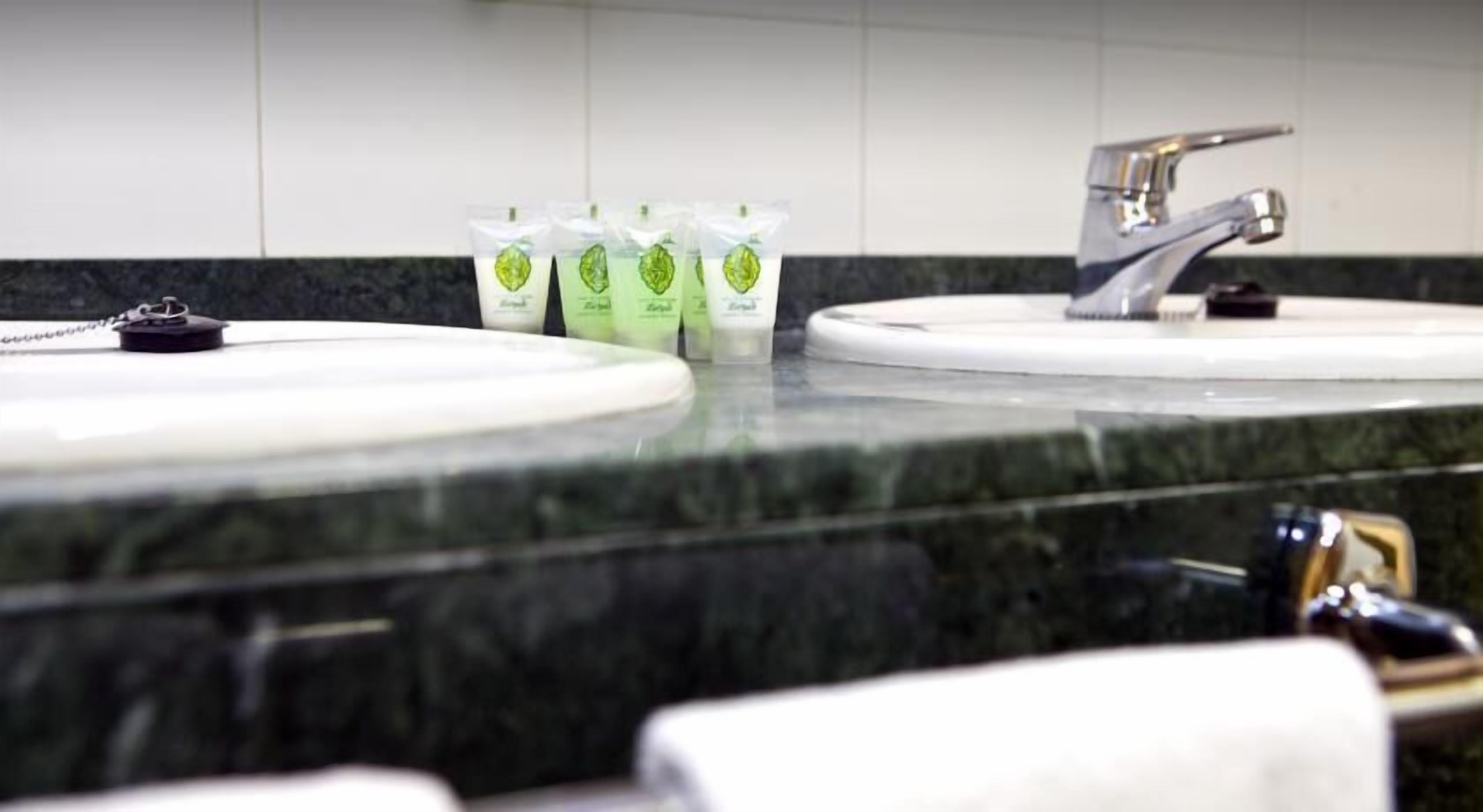 Bañera profunda, artículos de tocador gratuitos, secador de pelo
