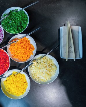 Bowls of diced vegetables on a table. - The Mountains Hotel (Monachil)