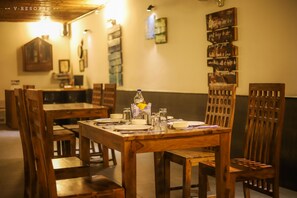 Breakfast, lunch, dinner served; international cuisine