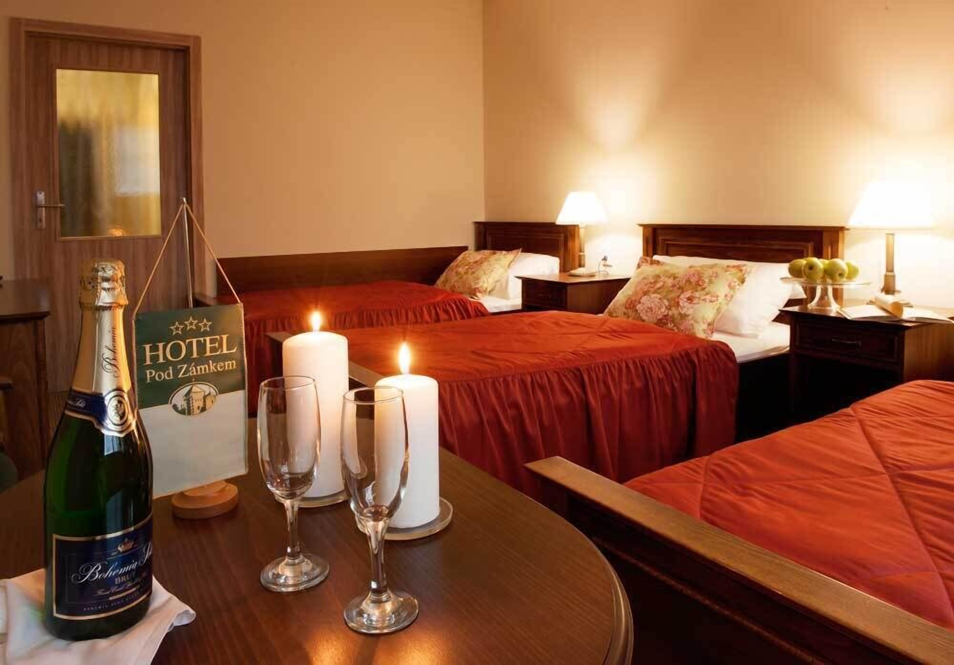 Minibar, két bảo mật tại phòng, bàn 