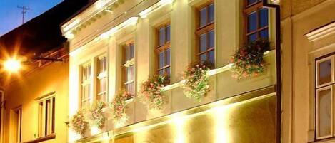 Fachada de la propiedad por la tarde o noche