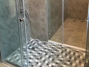 Shower, rainfall showerhead, free toiletries, hair dryer