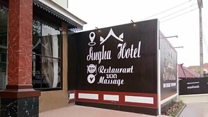 A sign for a hotel with a restaurant and massage service. - Singha Hotel (Oudomxay)