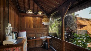 Una cucina in legno rustica con un lavandino, un frullatore e un bollitore.